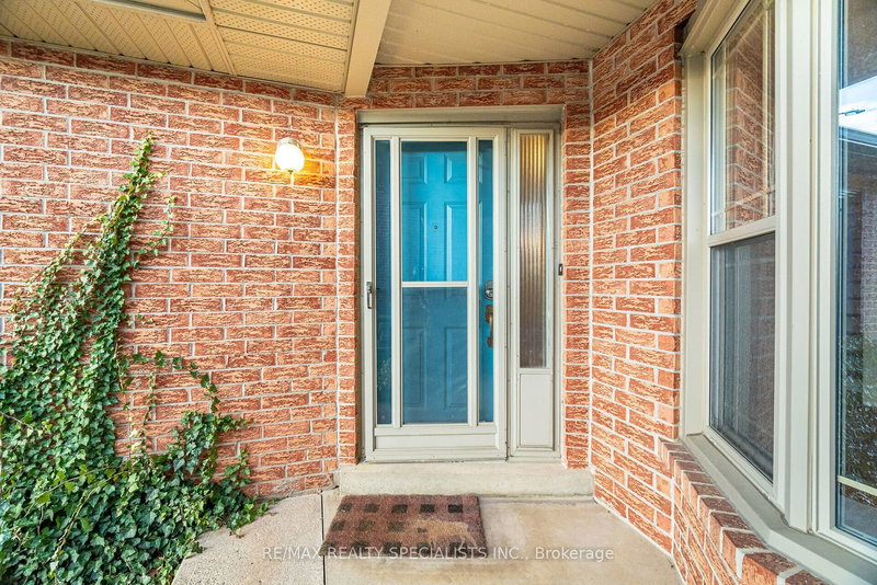 1332 Quinpool Crt, Mississauga, L5C 4J3 | Image 3