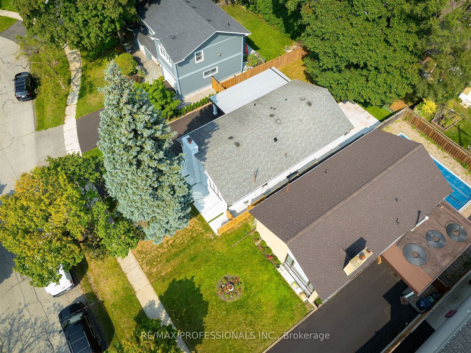 Building in 53 Rossburn Drive