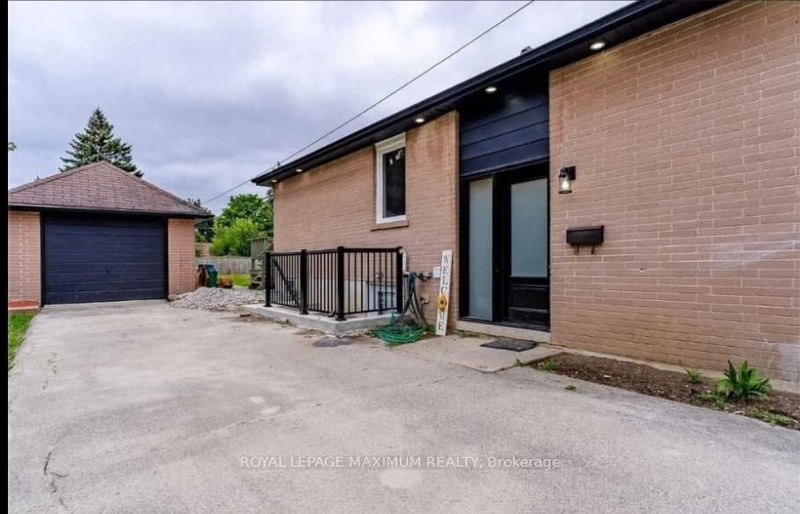 home for lease on 8 Lawrence Crescent