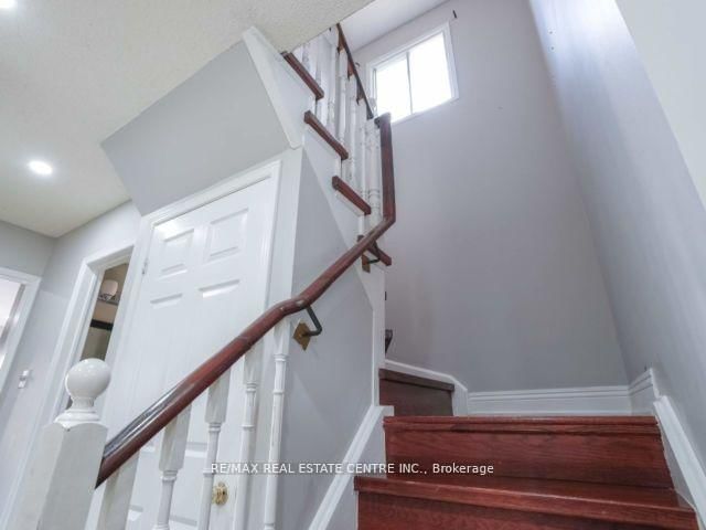 48 Cortez Crt, Brampton, L6X 3Y9 | Image 3