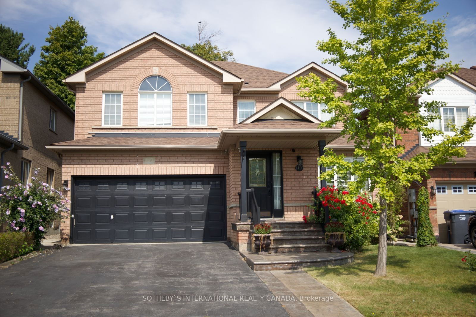 Building in 19 Hollowgrove Boulevard