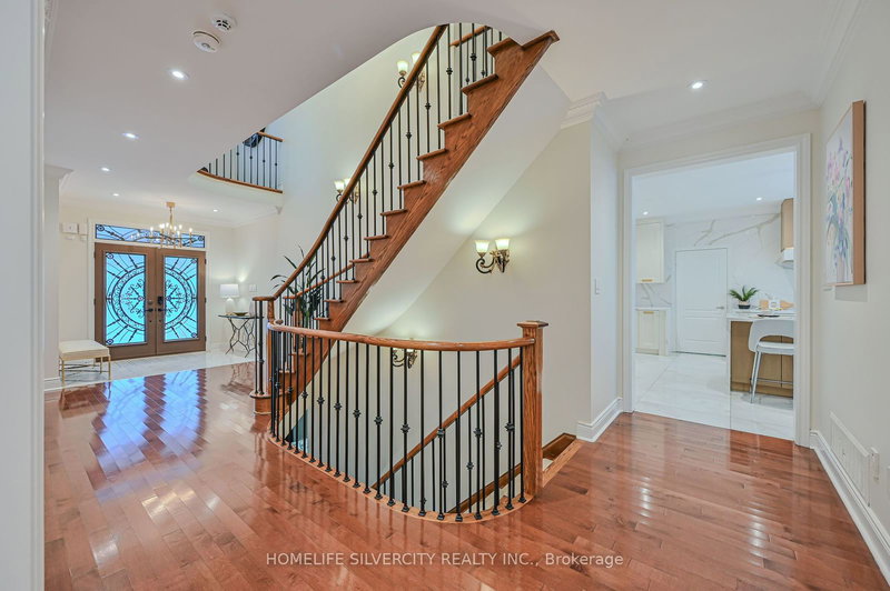 5 Highvalley Circ, Brampton, L6P 2C6 | Image 3