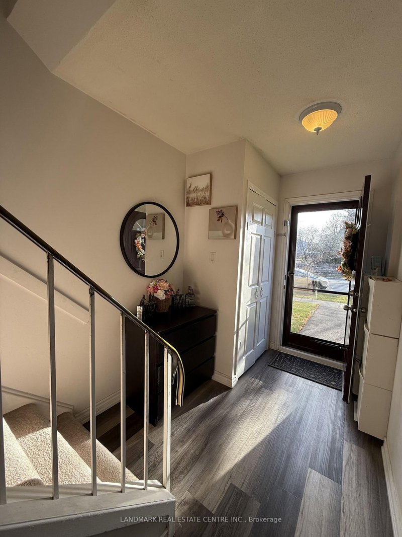 19 Guildford Cres, Brampton, L6S 3K2 | Image 3