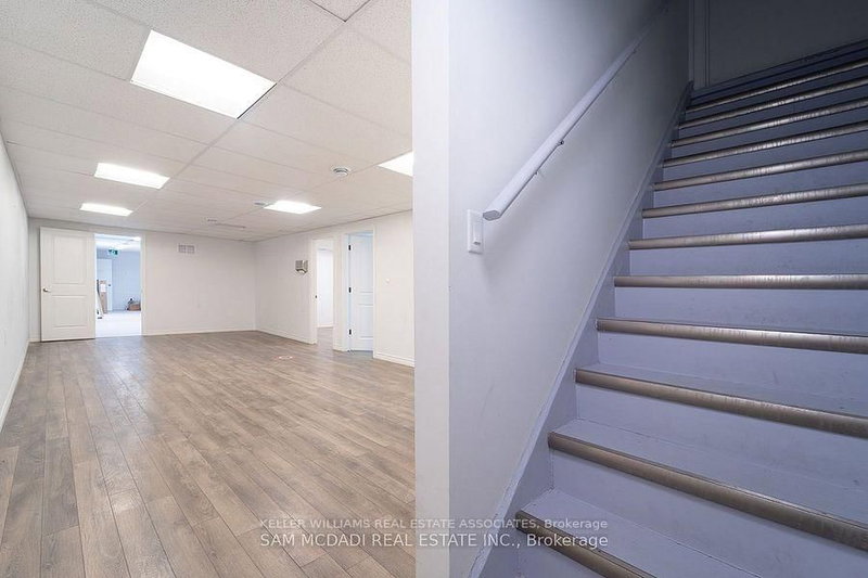 374 Lakeshore Rd E, Mississauga, L5H 1H5 | Image 2