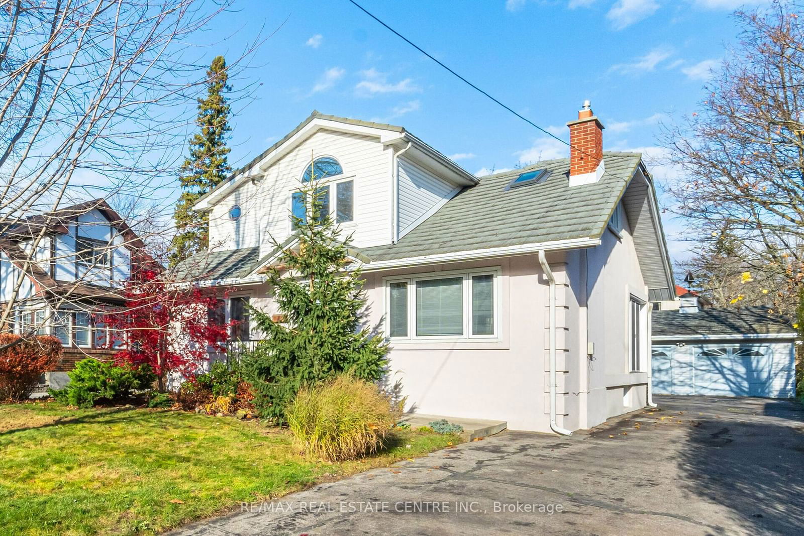 Building in 19 Oakwood Avenue