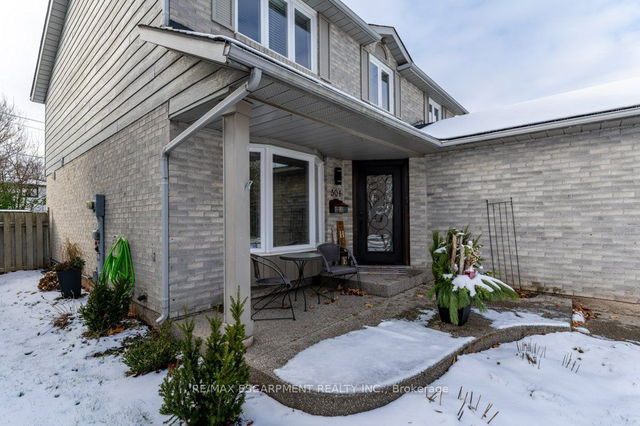 504 Mathewman Crescent