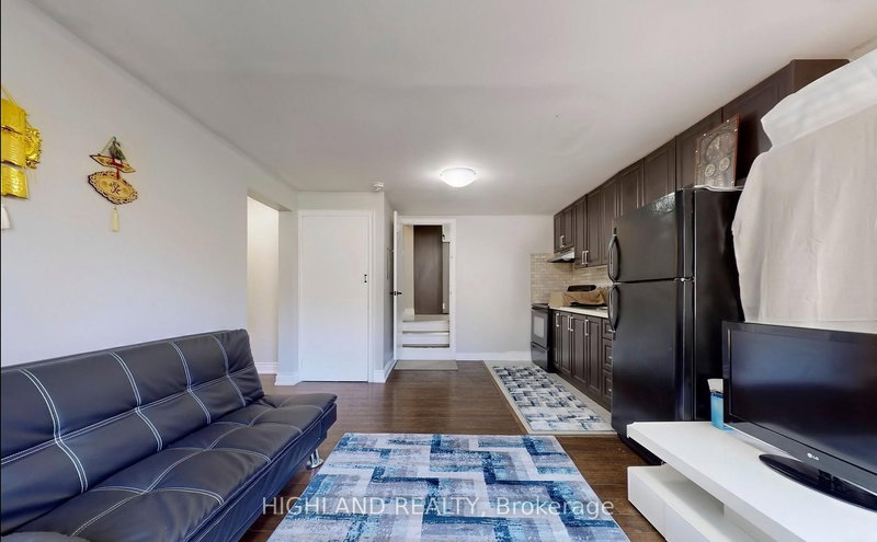 Lower - 1139 Shadeland Dr, Mississauga, L5C 1P2 | Image 3