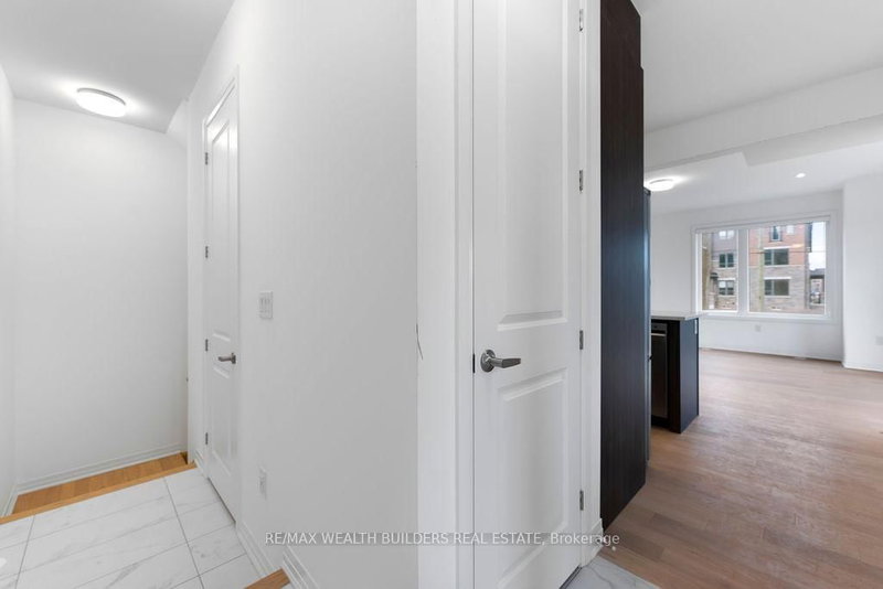 3 Crown Gate, Oakville, L6M 5S8 | Image 2