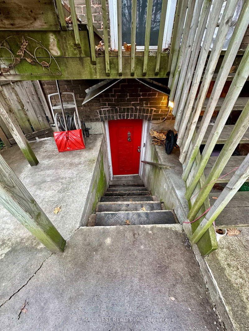 home for lease on Bsmt-105 Sunnyside Avenue