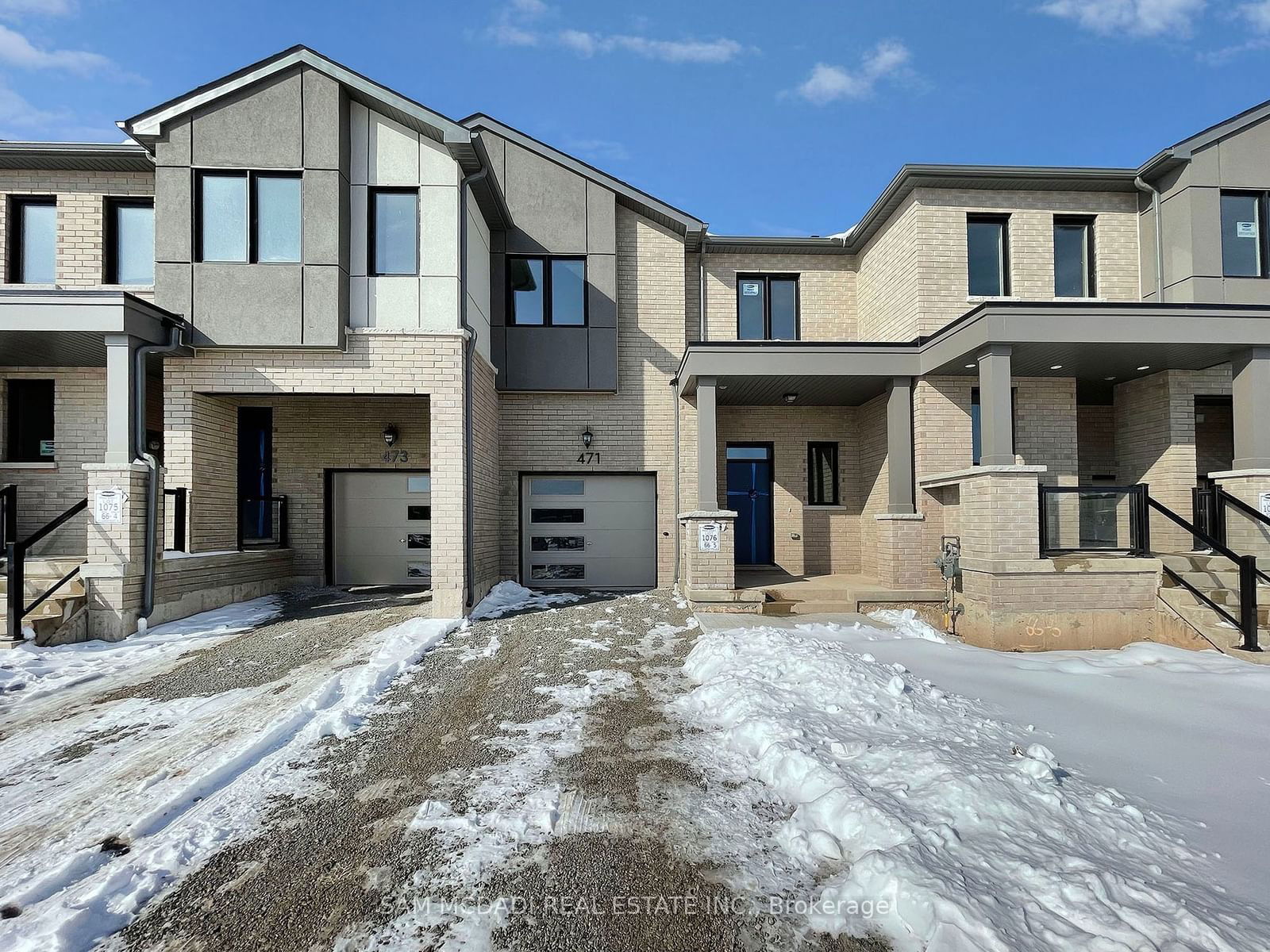 Building in 471 Gordon Krantz Avenue