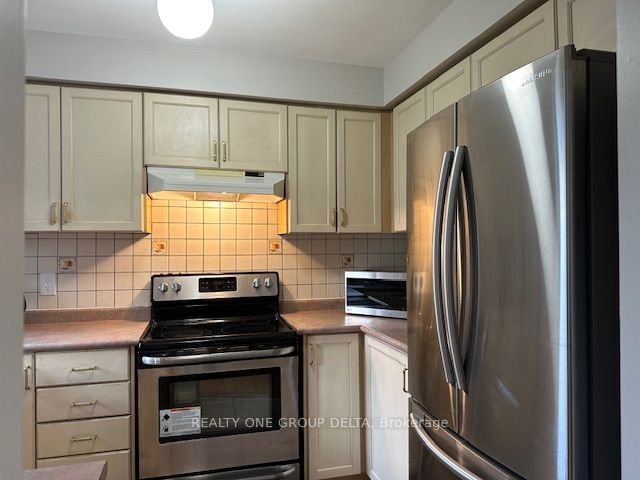 Townhouse leased at 63d View Green, Master Bedrm Crescent, Toronto, West Humber-Clairville, M9W 7E1 - MLS: W11900921