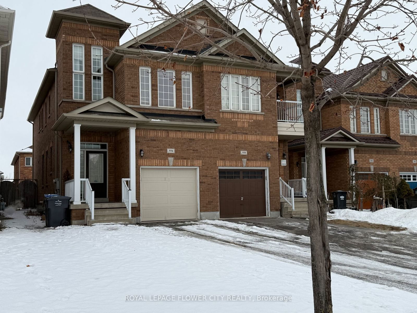 Semi-Detached House leased at 556 Coach Drive, Mississauga, Hurontario, L5R 0C4 - MLS: W11901259