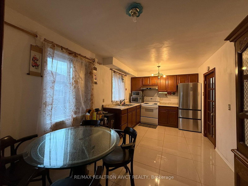 61 Wilmont Dr, Toronto, M3N 1N5 | Image 2