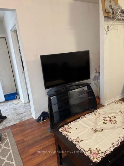 7335 Darcel Ave, Mississauga - Malton image-0-4