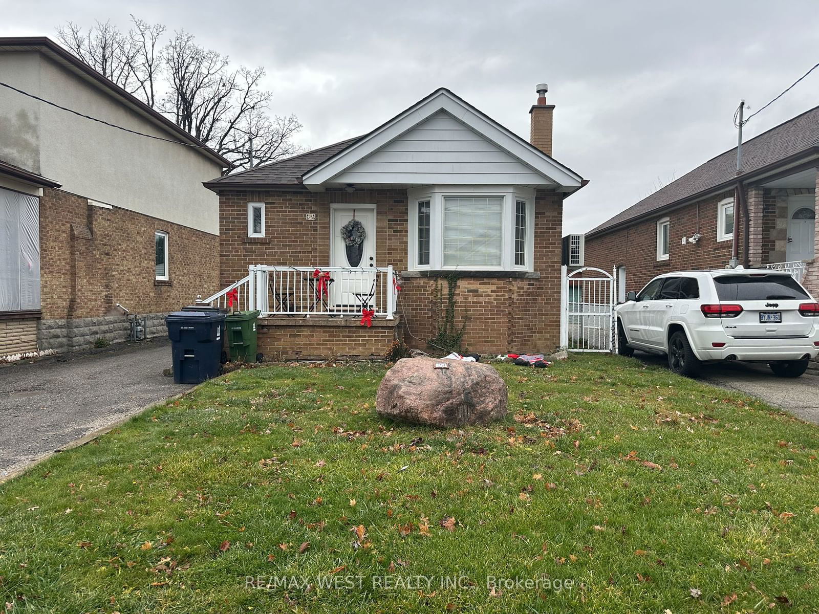 Detached House leased at Lower-28 Snider Avenue, Toronto, Briar Hill-Belgravia, M6E 4R9 - MLS: W11903797