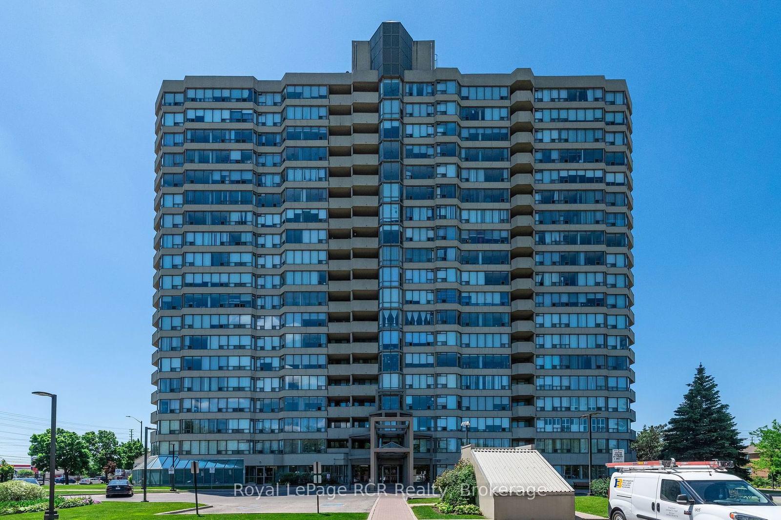 Condo sold at 209-700 Constellation Drive, Mississauga, Hurontario, L5R 3G8 - MLS: W11903873