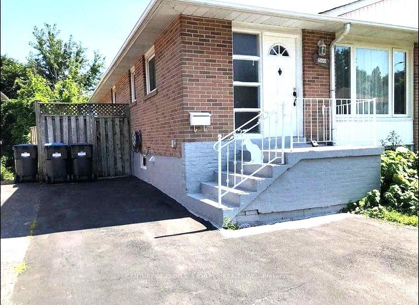 Semi-Detached House leased at 2638 Sherhill Drive, Mississauga, Clarkson, L5J 3Z3 - MLS: W11904677