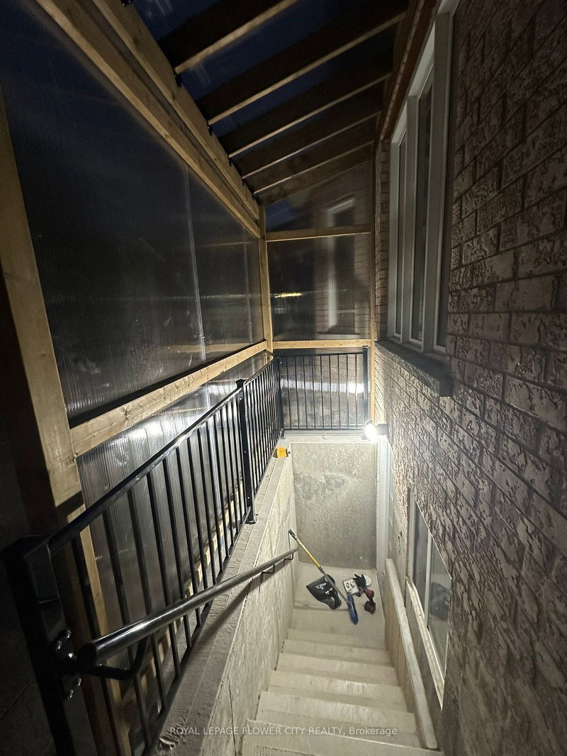 26 Hellyer Ave, Brampton, L6Y 0M3 | Image 2