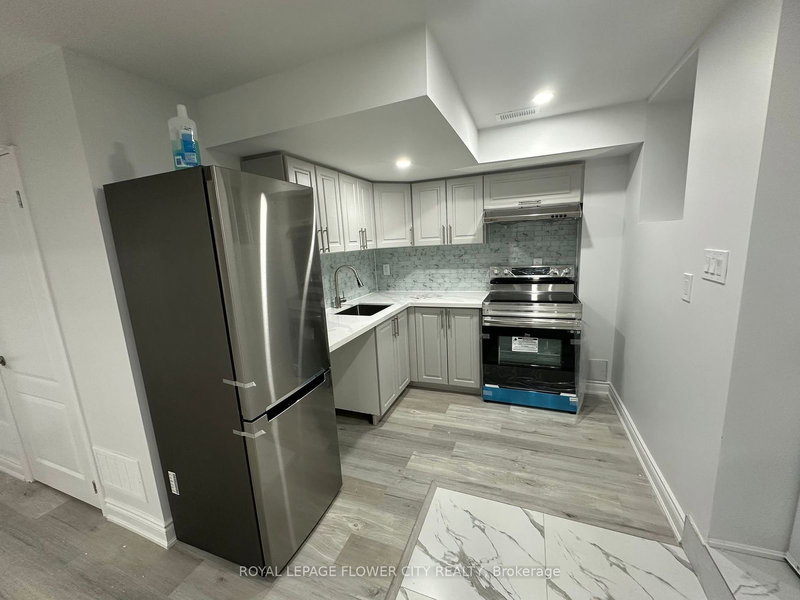 26 Hellyer Ave, Brampton, L6Y 0M3 | Image 3