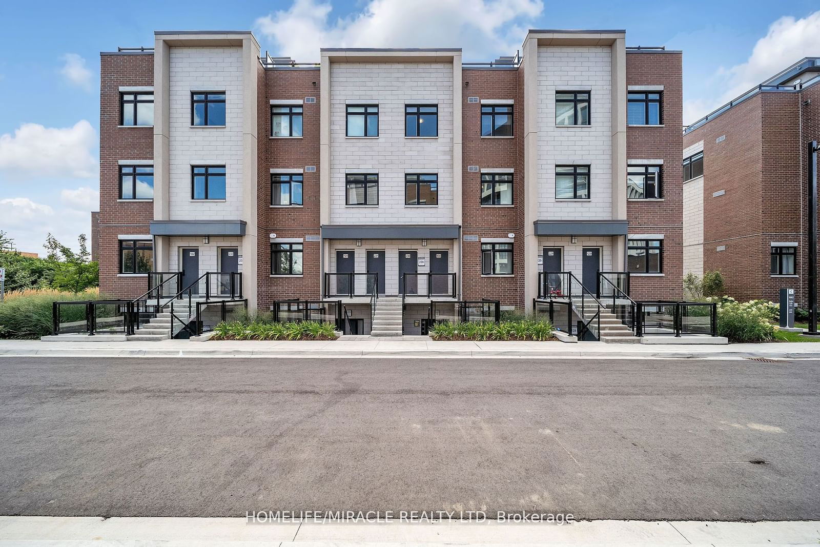 Townhouse for sale at 230-1062 Douglas McCurdy Common, Mississauga, Port Credit, L5G 4B1 - MLS: W11905100