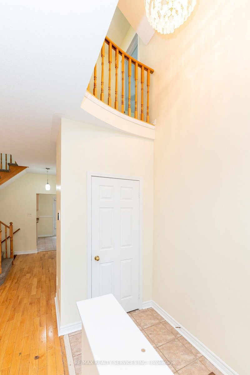 6 Beachsurf Rd, Brampton, L6R 2M1 | Image 3