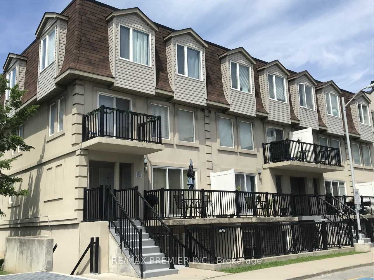 Townhouse for lease at 1039-55 George Appleton Way, Toronto, Downsview-Roding-CFB, M3M 0A2 - MLS: W11910556