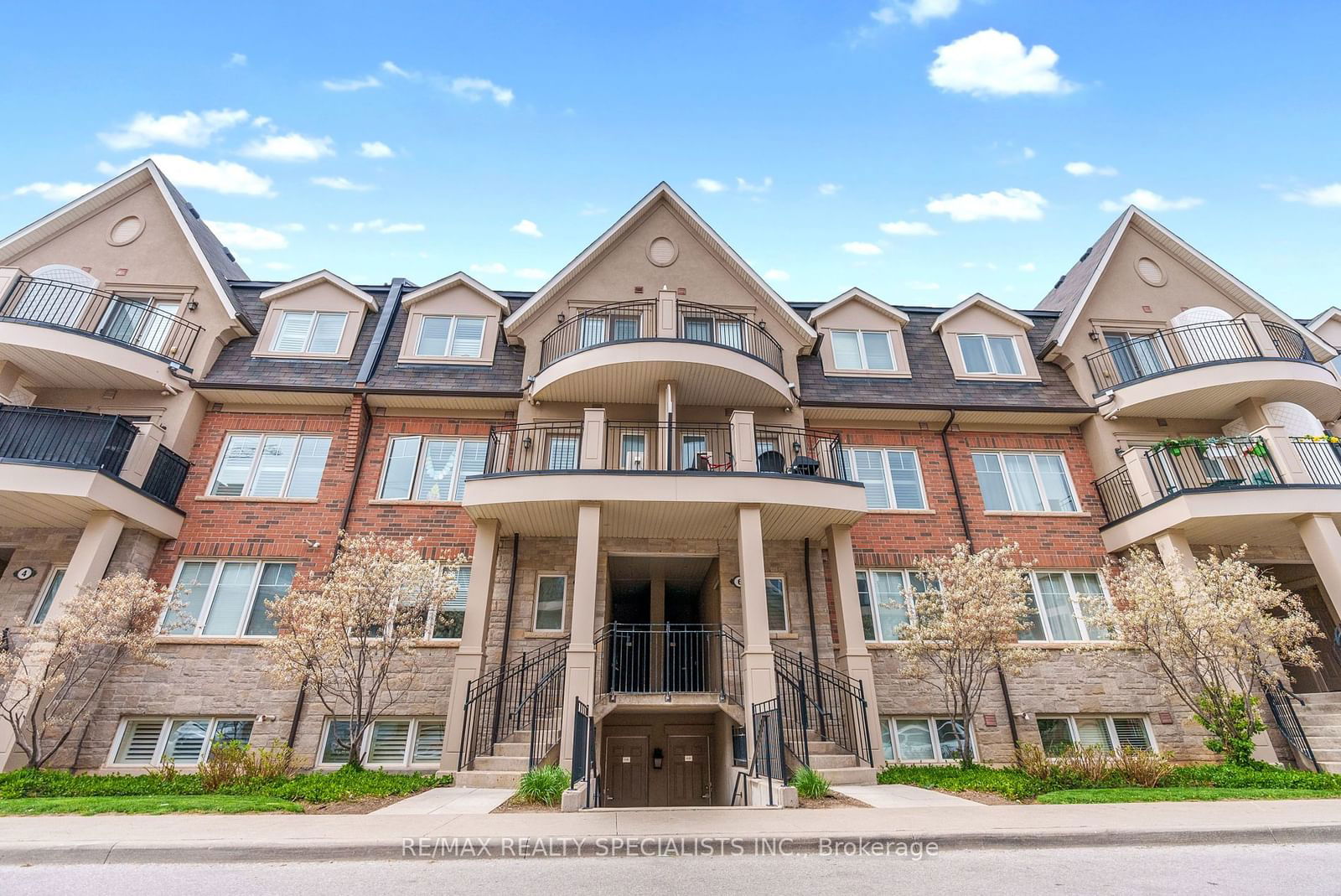 Townhouse sold at 5-01-2420 BARONWOOD Drive, Oakville, West Oak Trails, L6M 0X6 - MLS: W11910994