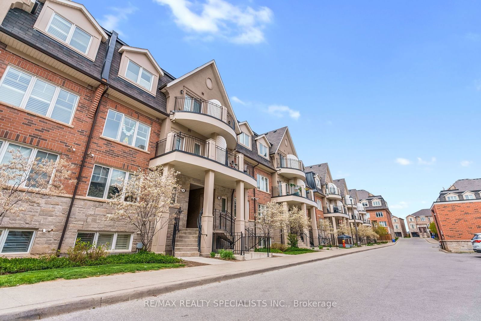 Townhouse sold at 5-01-2420 BARONWOOD Drive, Oakville, West Oak Trails, L6M 0X6 - MLS: W11910994