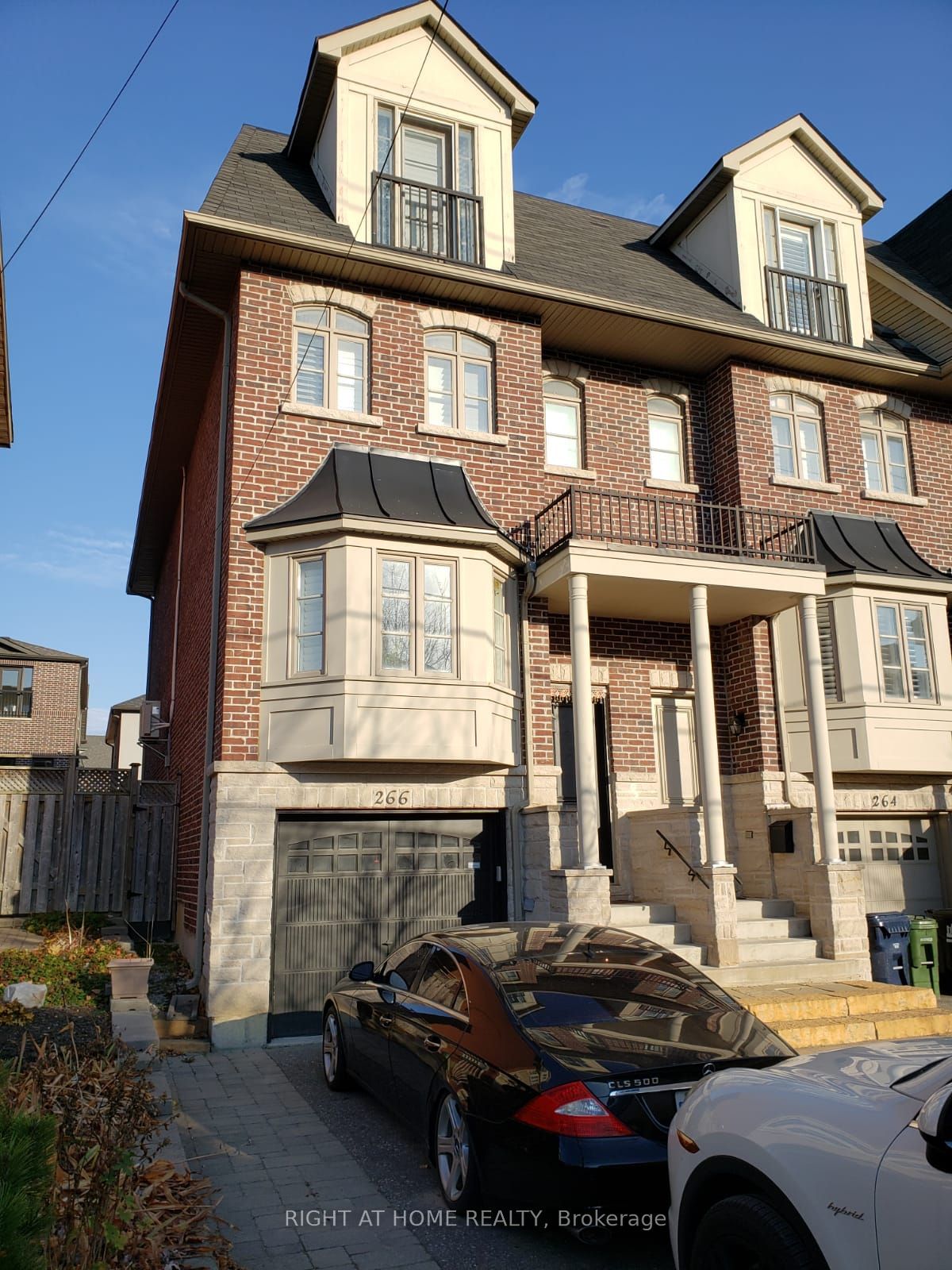 Townhouse for lease at 266 Dalesford Road, Toronto, Stonegate-Queensway, M8Y 1G5 - MLS: W11912375