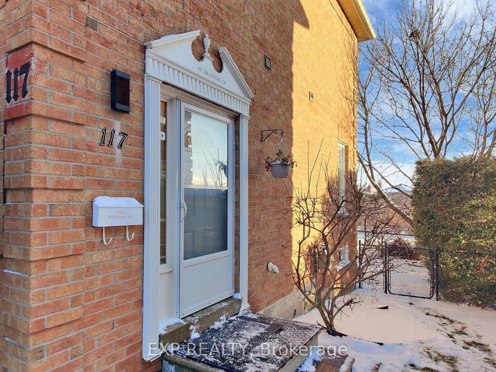 Townhouse sold at 8-117 Millstone Drive, Brampton, Fletcher's Creek South, L6Y 4P4 - MLS: W11912674