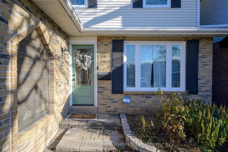 2451 Malcolm Cres, Burlington, L7P 3Y7 | Image 2