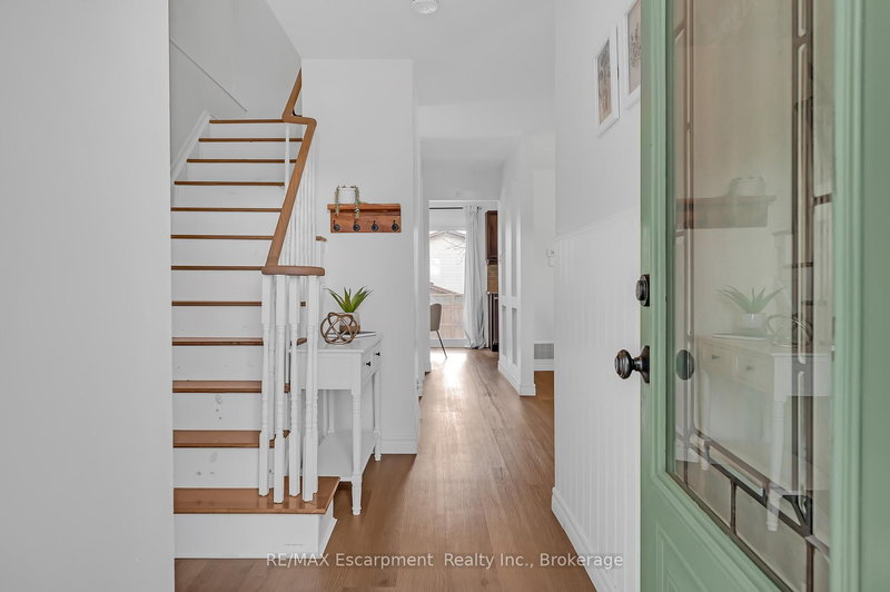 2451 Malcolm Cres, Burlington, L7P 3Y7 | Image 3