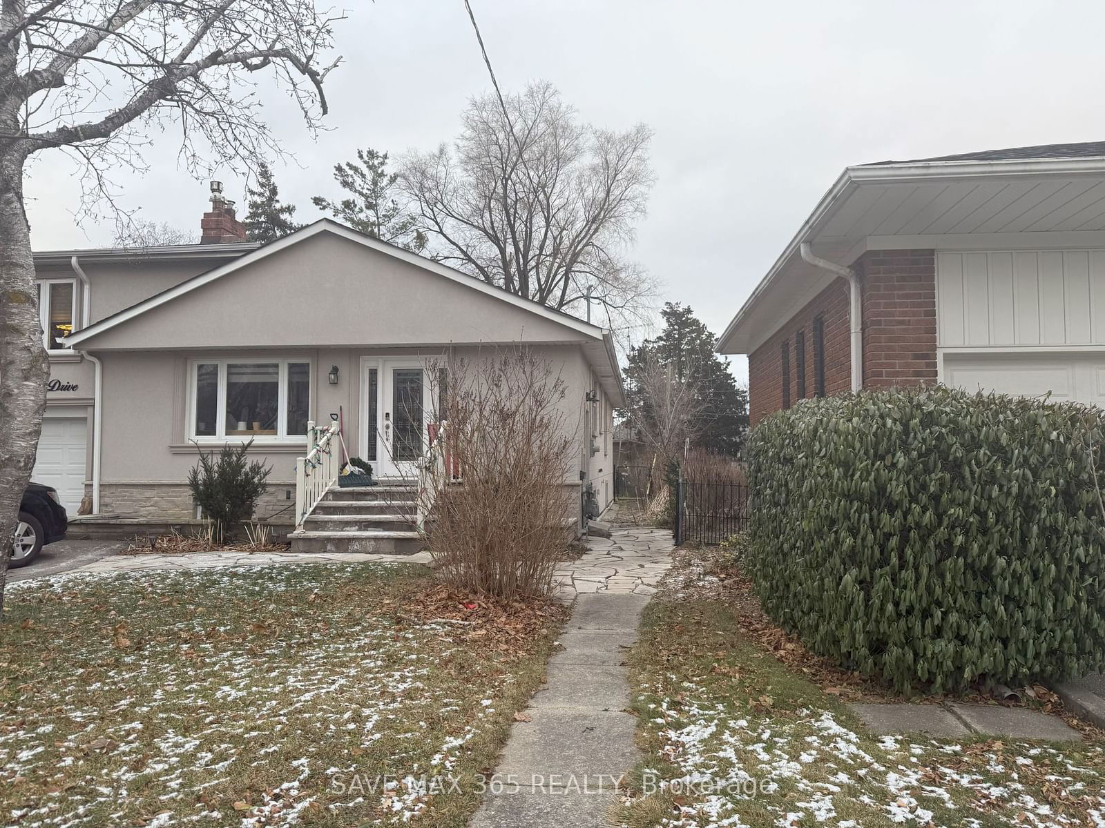 Detached House leased at BSMT-202 Renforth Drive, Toronto, Markland Wood, M9C 2K7 - MLS: W11913207