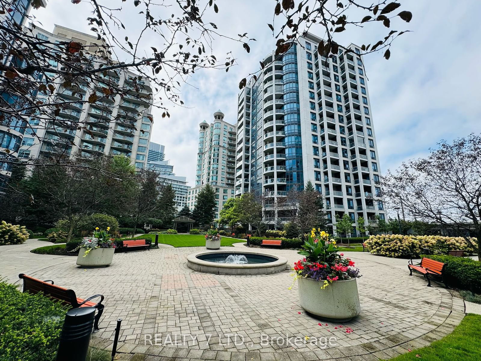 Building at 2083 Lake Shore Boulevard, Toronto, Mimico