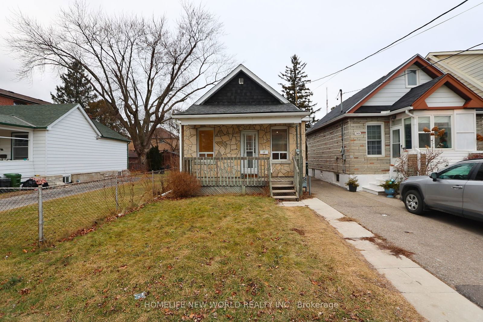 Detached House for lease at 32 Pendeen Avenue, Toronto, Rockcliffe-Smythe, M6N 2P3 - MLS: W11914436