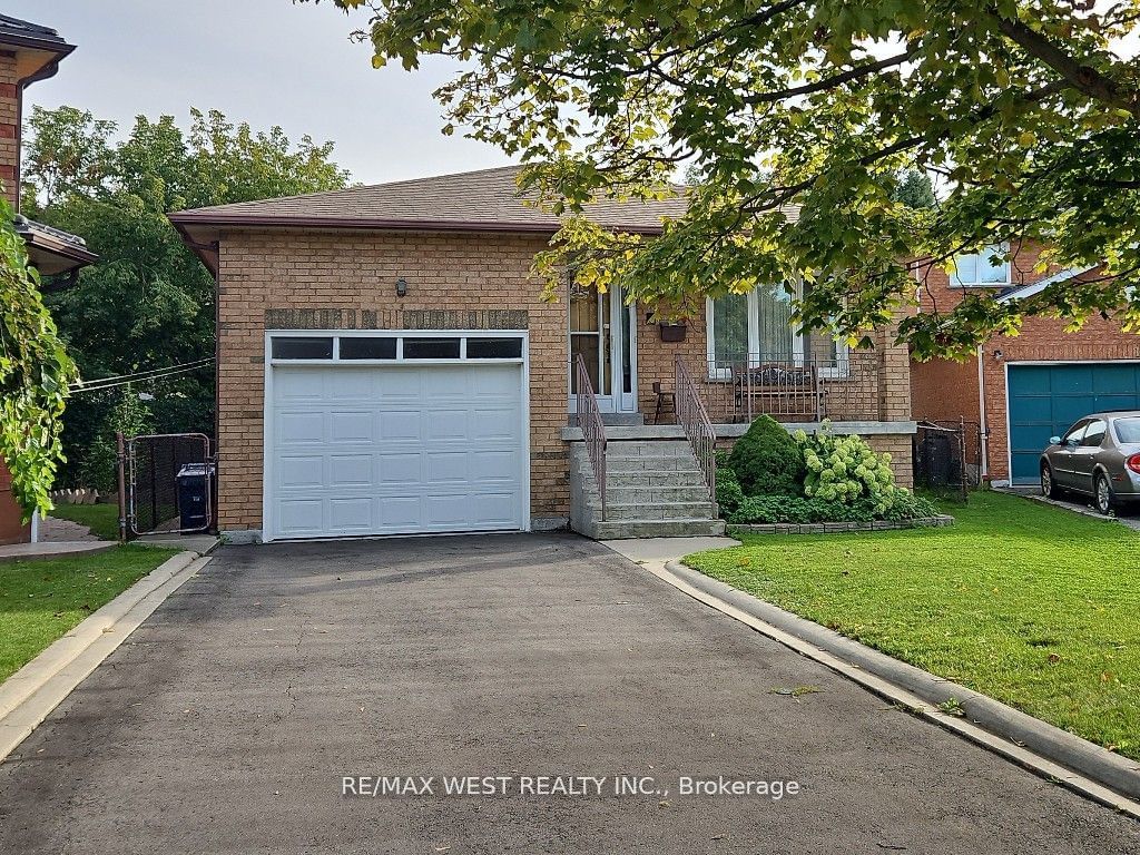 Detached House sold at 18 Goa Court, Toronto, Alderwood, M8W 4Y2 - MLS: W11914965