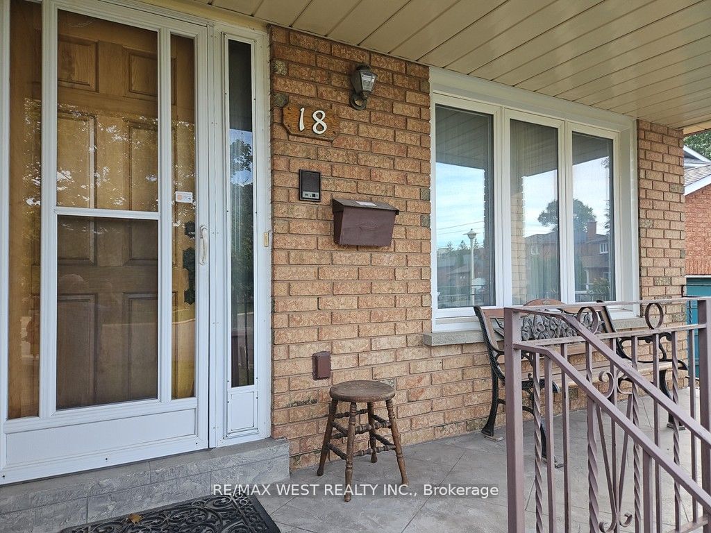 Detached House sold at 18 Goa Court, Toronto, Alderwood, M8W 4Y2 - MLS: W11914965