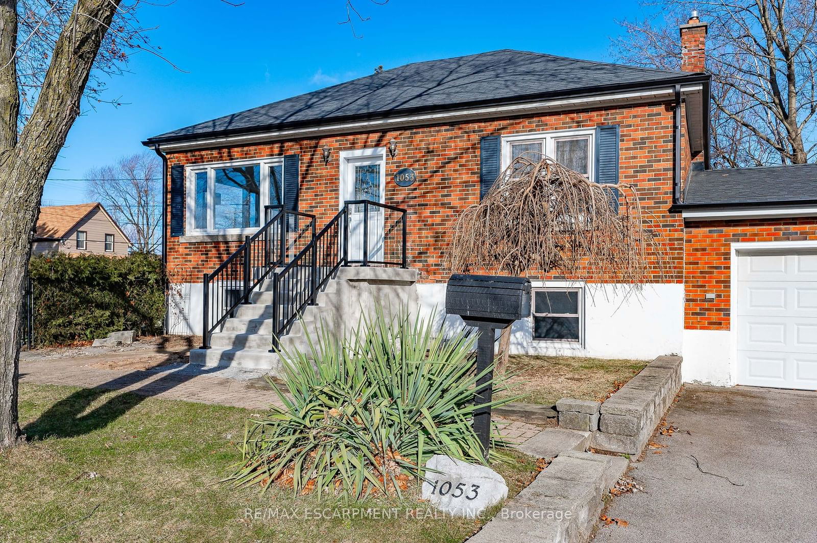 Detached House sold at 1053 HELENA Street, Burlington, Freeman, L7R 3V5 - MLS: W11915045