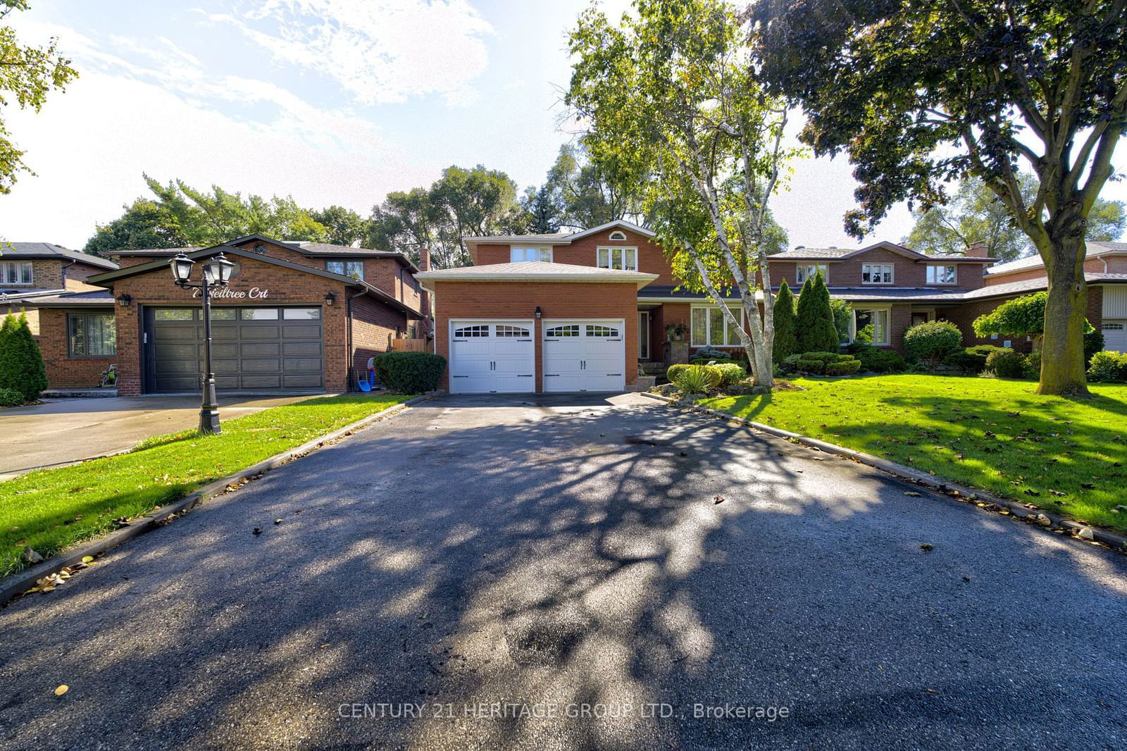 Detached House sold at 5 Neiltree Court, Toronto, Markland Wood, M9C 5C3 - MLS: W11916036