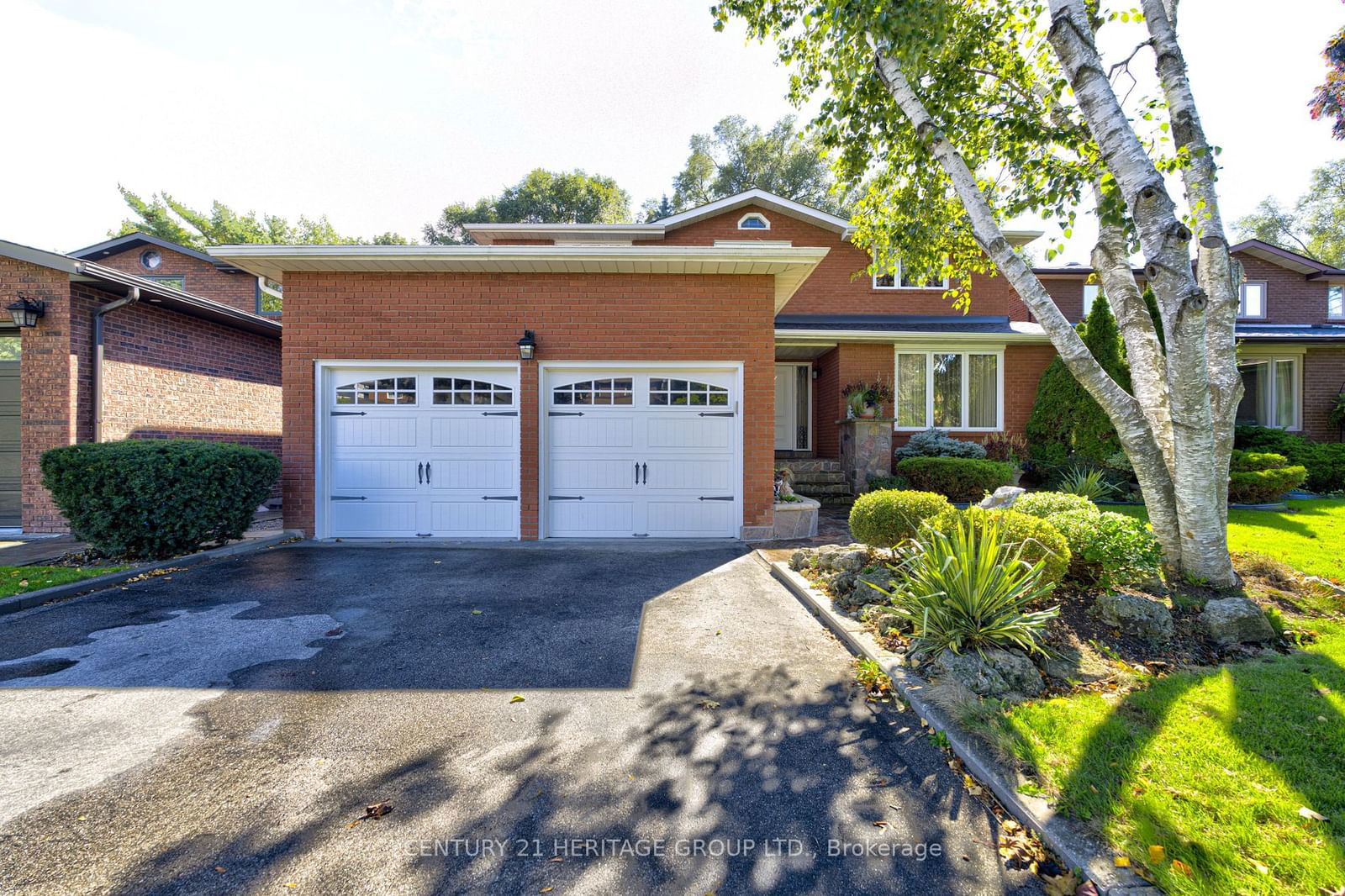 Detached House sold at 5 Neiltree Court, Toronto, Markland Wood, M9C 5C3 - MLS: W11916036