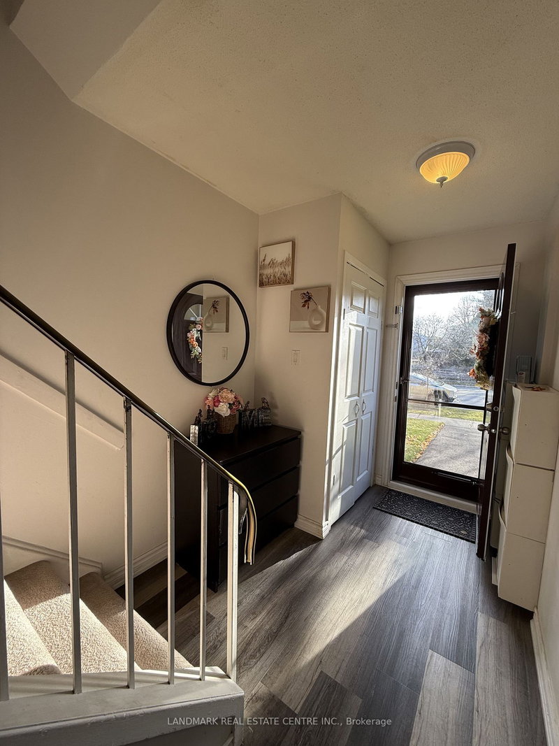 19 Guildford Cres, Brampton, L6S 3K2 | Image 3