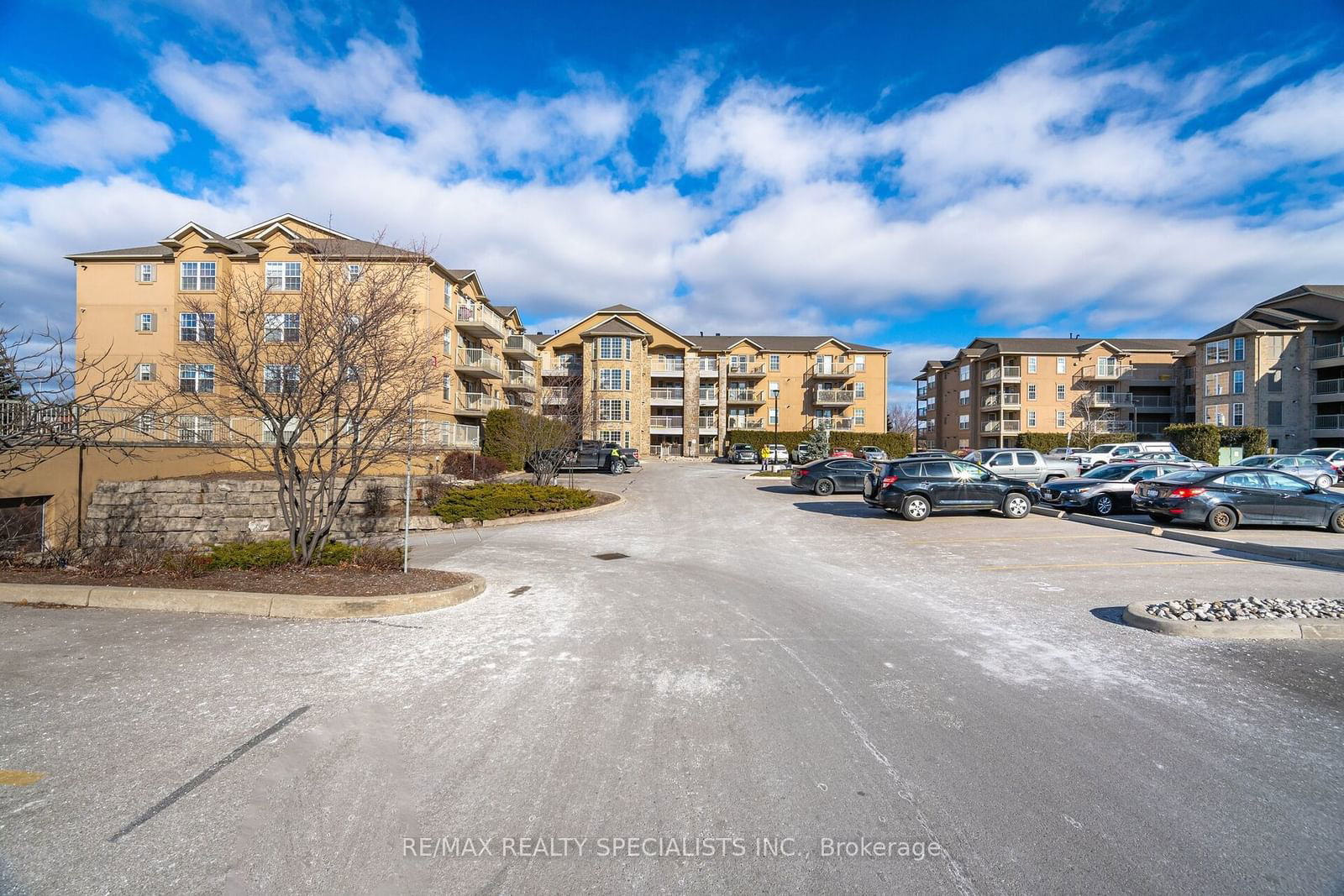 Condo sold at 211-1480 Bishops Gate, Oakville, 1007 - GA Glen Abbey, L6M 4N4 - MLS: W11916469