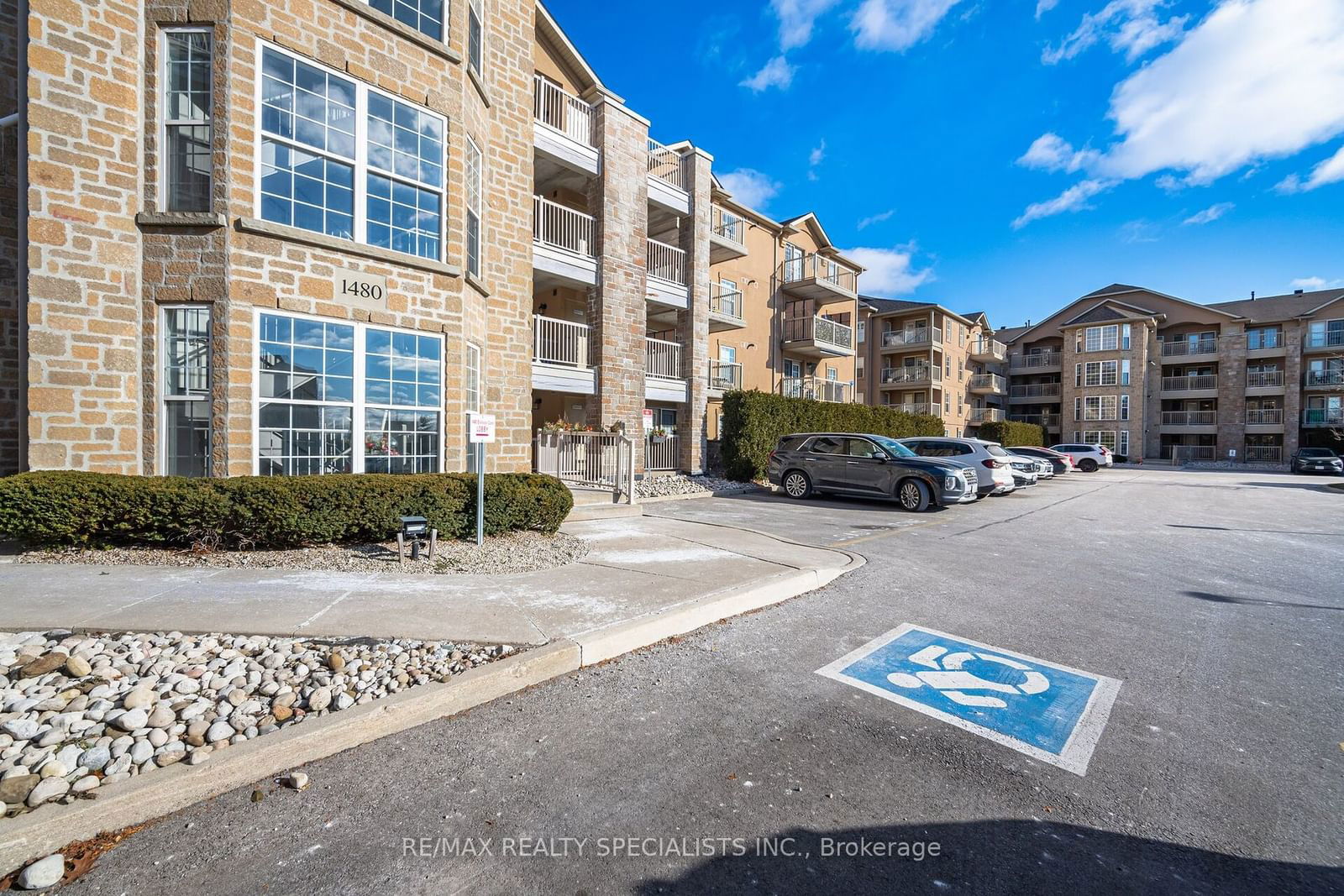 Condo sold at 211-1480 Bishops Gate, Oakville, 1007 - GA Glen Abbey, L6M 4N4 - MLS: W11916469