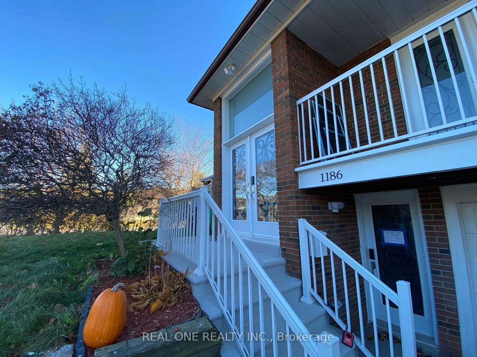 Semi-Detached House for lease at upper-1186 Shadeland Drive, Mississauga, Erindale, L5C 1P4 - MLS: W11916635