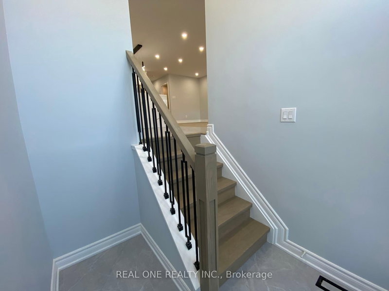 upper - 1186 Shadeland Dr, Mississauga, L5C 1P4 | Image 2