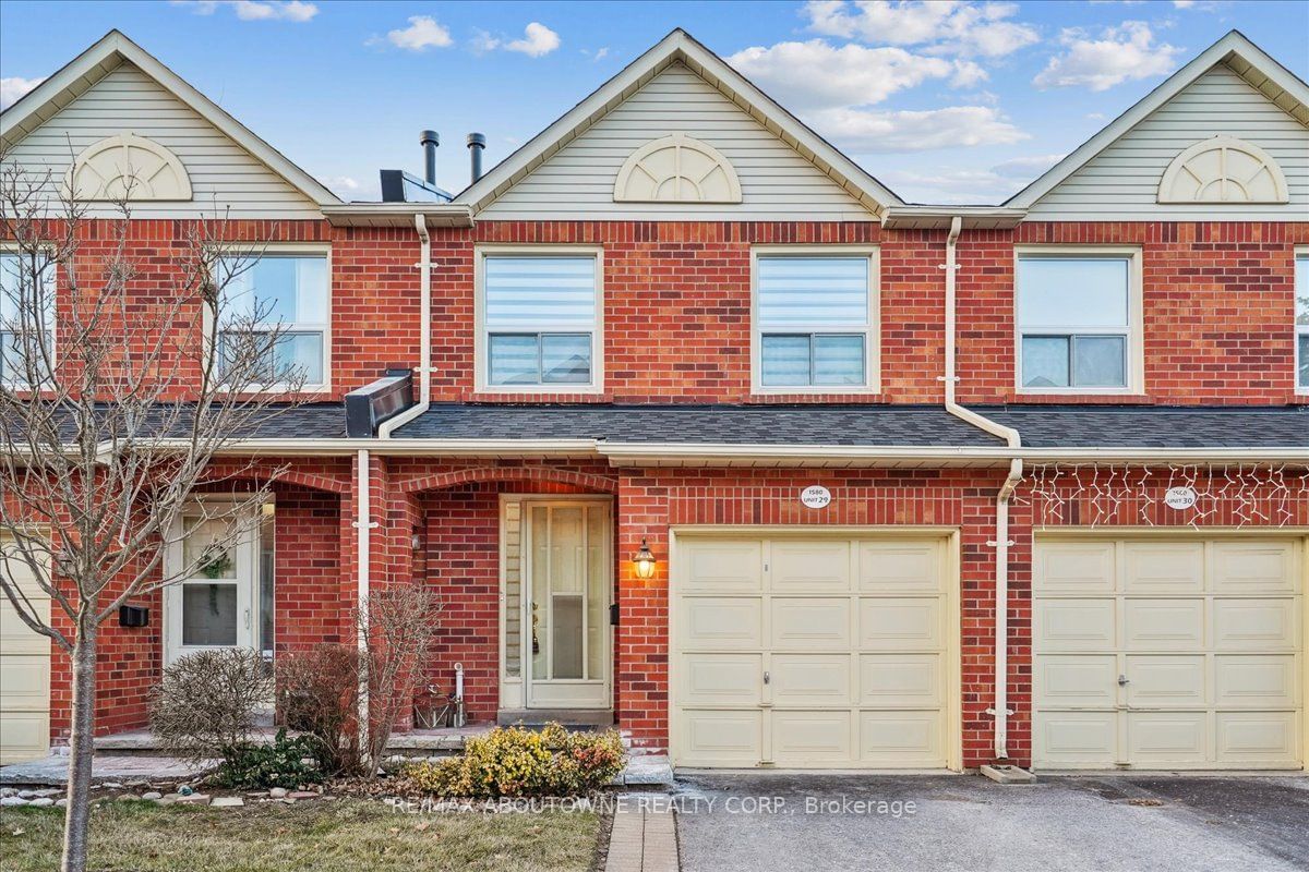 Townhouse sold at 29-1580 Reeves Gate, Oakville, Glen Abbey, L6M 3J3 - MLS: W11917380