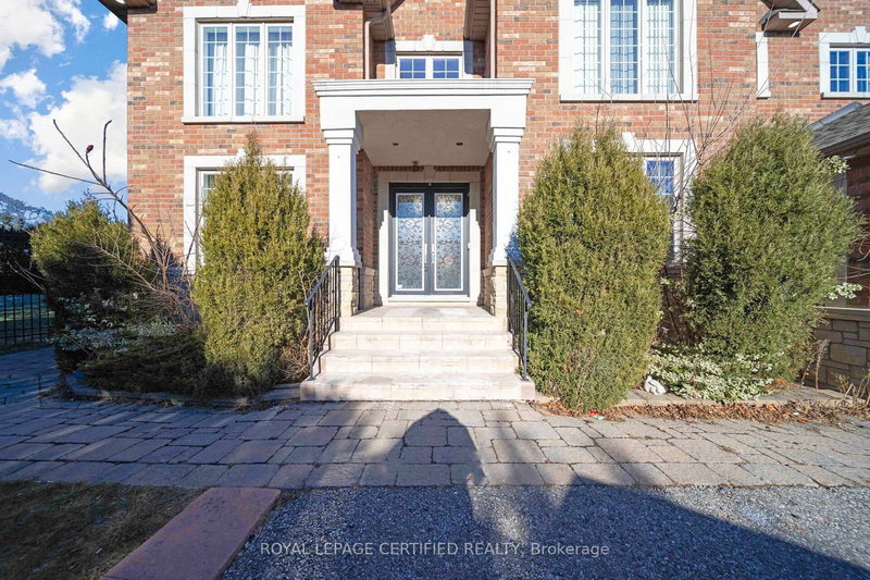 2489 Olinda Crt, Mississauga, L5C 4P5 | Image 2