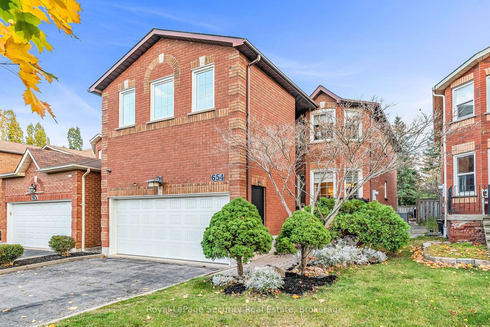 Detached House for sale at 654 Ashprior Avenue, Mississauga, Hurontario, L5R 3N7 - MLS: W11918430