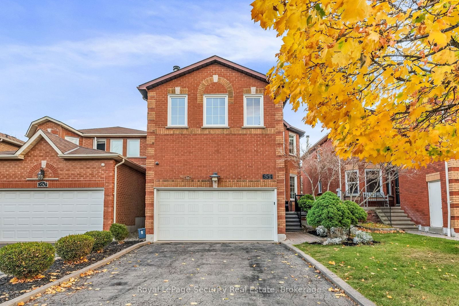 Detached House for sale at 654 Ashprior Avenue, Mississauga, Hurontario, L5R 3N7 - MLS: W11918430