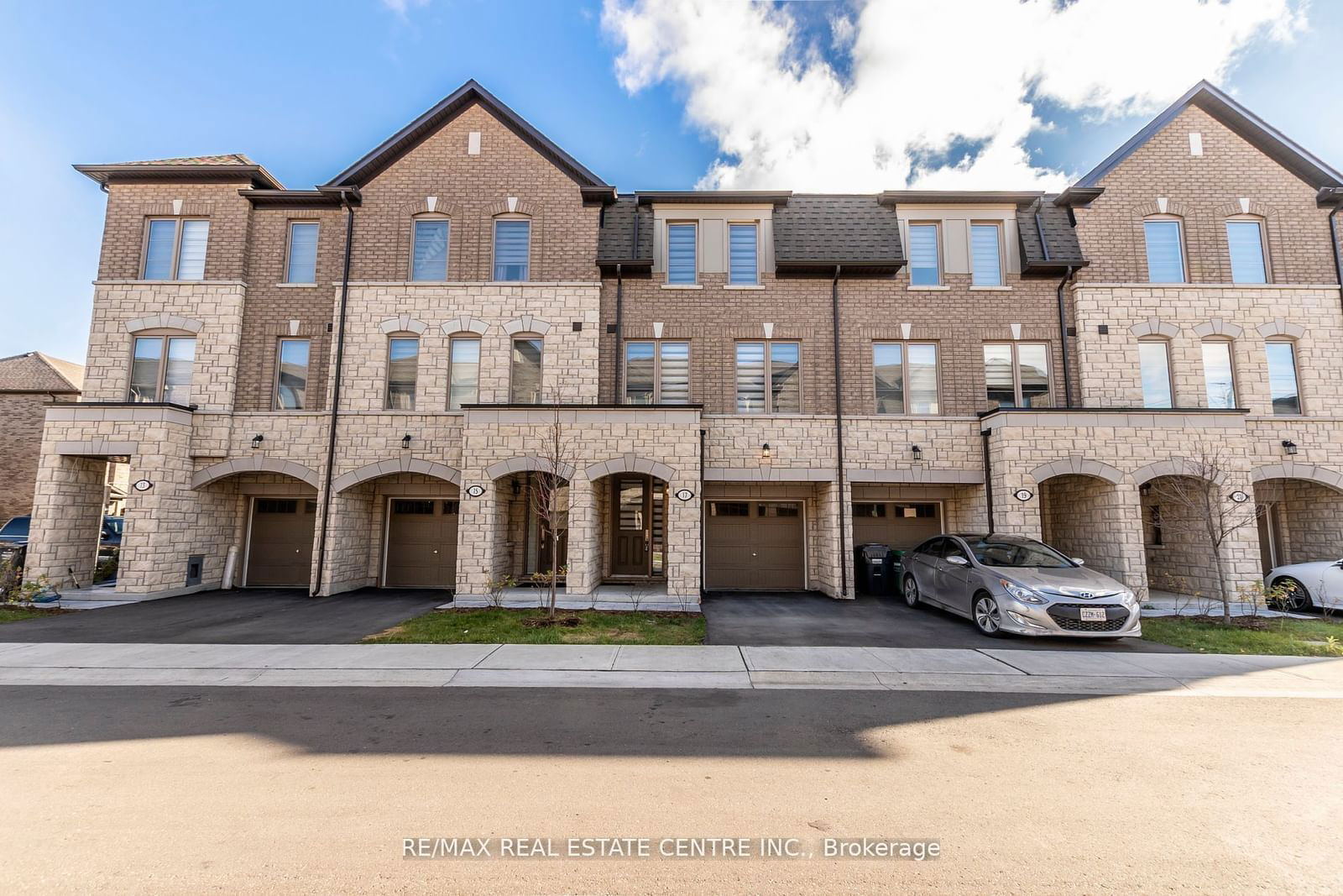 Townhouse sold at 17 Arcola Street, Brampton, Bram East, L6P 4N7 - MLS: W11918829